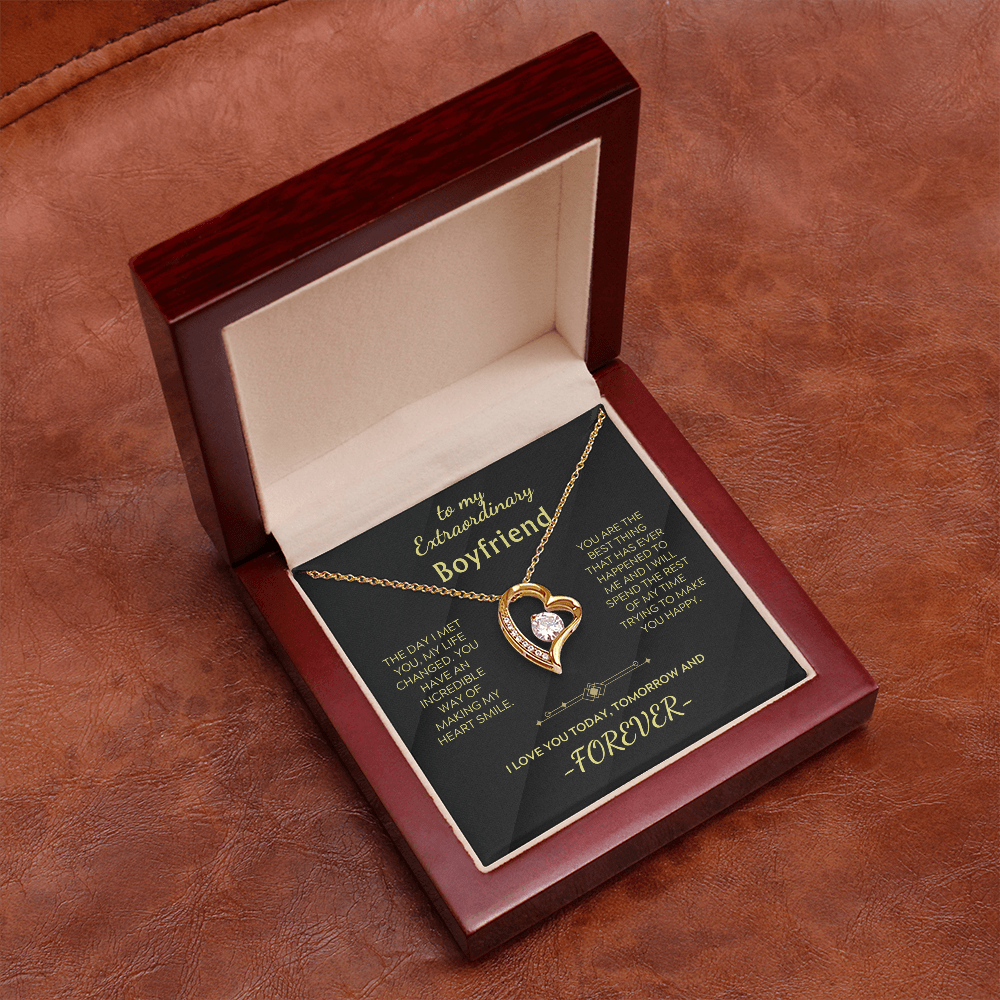 Necklace con cuore in oro giallo e pietra centrale, ciondolo appeso nella scatola