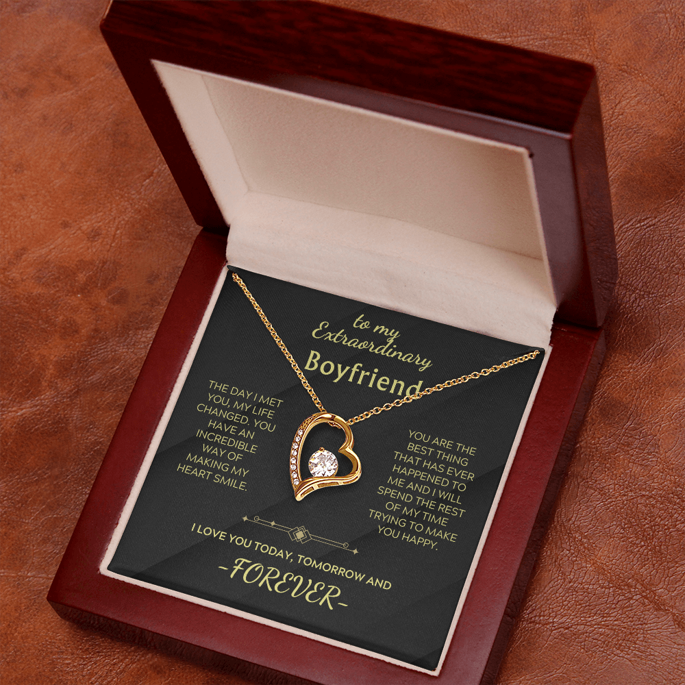 Collana con cuore traforato in oro giallo e pietra brillante, indossata su confezione