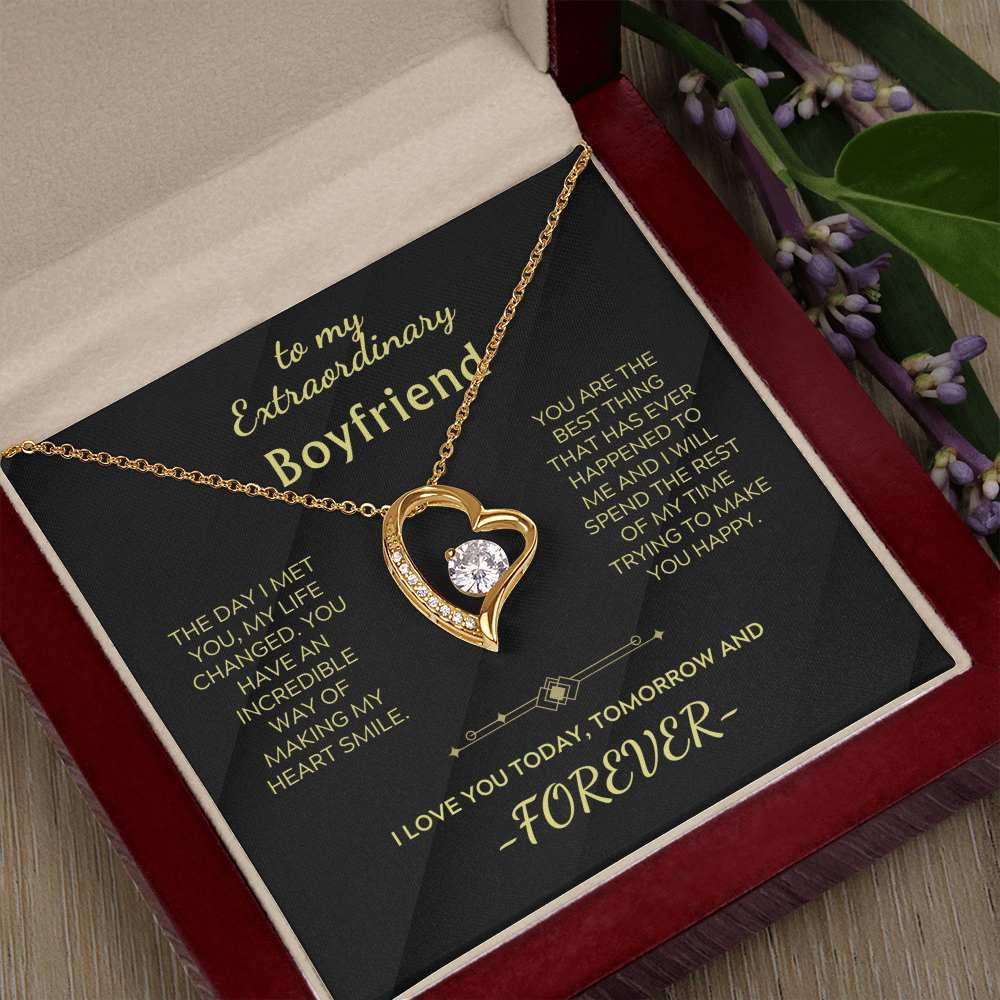 Collana con cuore in oro giallo e pietra trasparente, catena dorata su bustina nera