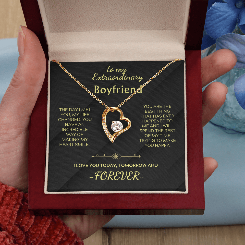 Collana con ciondolo cuore in oro giallo e pietra chiara, vista frontale con catena