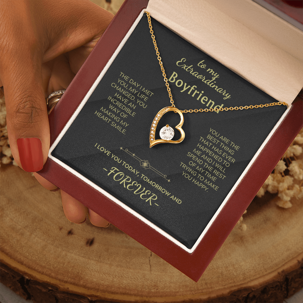 Collana con ciondolo cuore in oro giallo e strass, vista in mano nella scatola