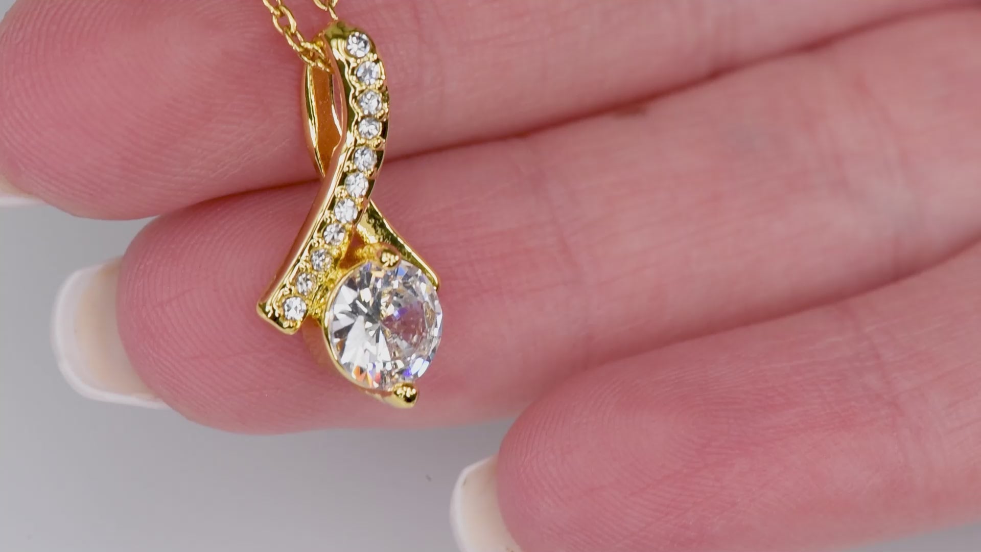 video of alluring pendant